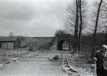 837930 Gezicht op een viaduct in de spoorlijn Amersfoort-Rhenen bij Achterberg, tijdens de aanleg van de Provinciale ...